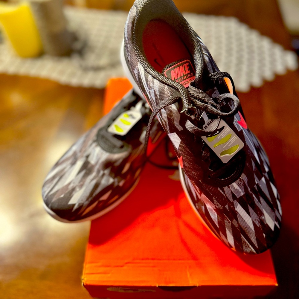 Women Nike in season TR 6 print size 10 NWT sneakers